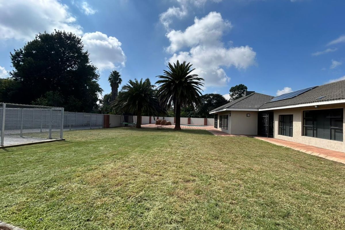 Spacious 4-Bedroom Family Home with Optional Solar System in Vanderbijlpark SW 5 - Photo 2