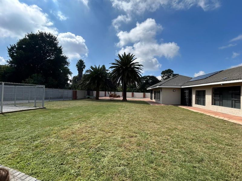 Stunning 4-bedroom house for sale in Vanderbijlpark SW 5—perfect for family living and entertaining - Photo 2