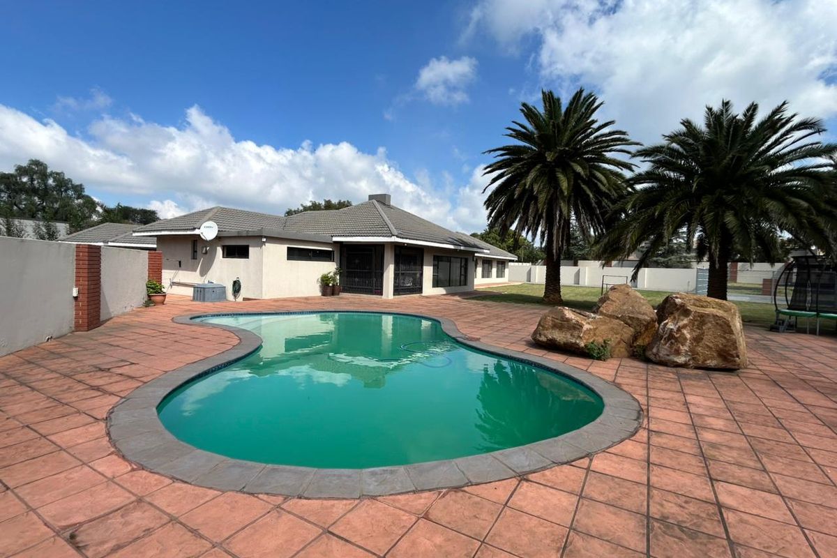 Spacious 4-Bedroom Family Home with Optional Solar System in Vanderbijlpark SW 5 - Photo 3