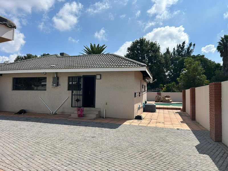 Stunning 4-bedroom house for sale in Vanderbijlpark SW 5—perfect for family living and entertaining - Photo 6