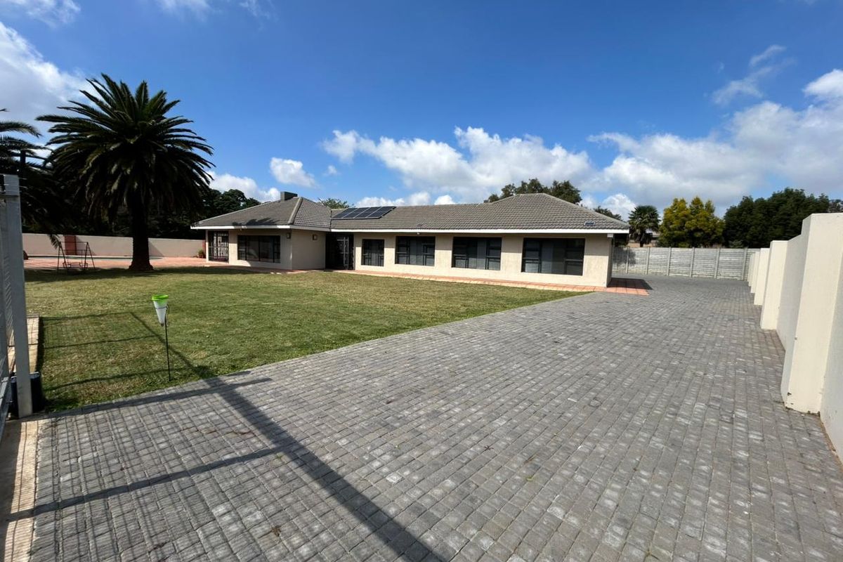 Spacious 4-Bedroom Family Home with Optional Solar System in Vanderbijlpark SW 5 - Photo 4