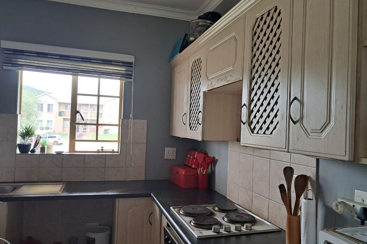 Modern 2-Bedroom Apartment in a Sought-After Complex - Photo 4