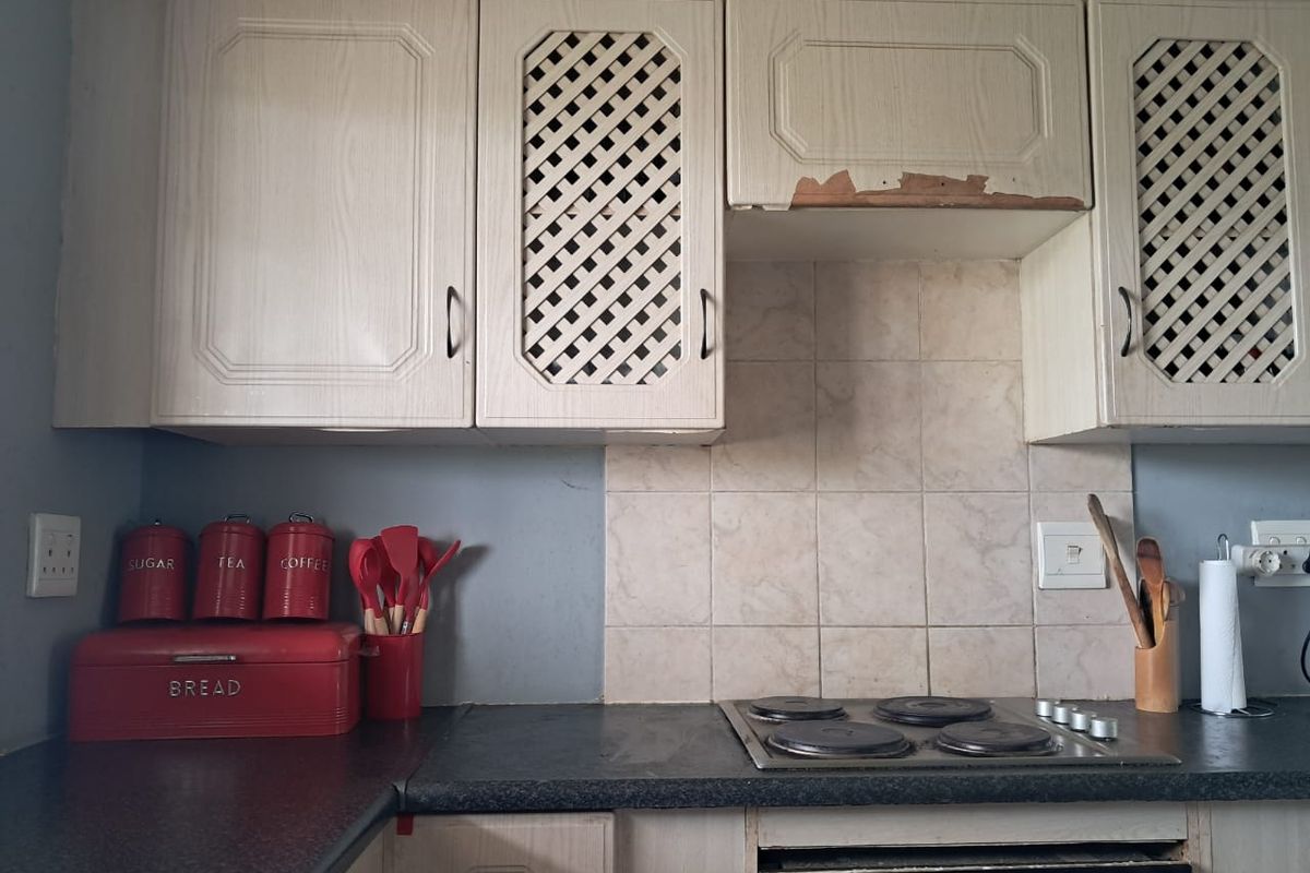 Modern 2-Bedroom Apartment in a Sought-After Complex - Photo 2