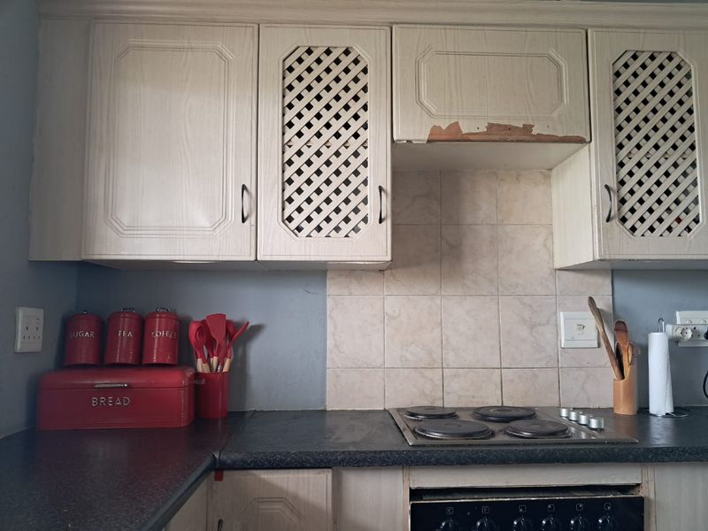 Modern 2-Bedroom Apartment in a Sought-After Complex - Photo 2