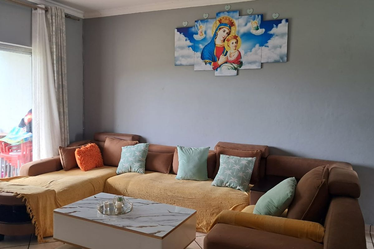 Modern 2-Bedroom Apartment in a Sought-After Complex - Photo 5