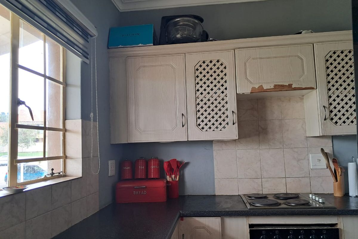 Modern 2-Bedroom Apartment in a Sought-After Complex - Photo 3