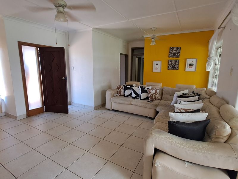 Family home with flatlet available! - Photo 4