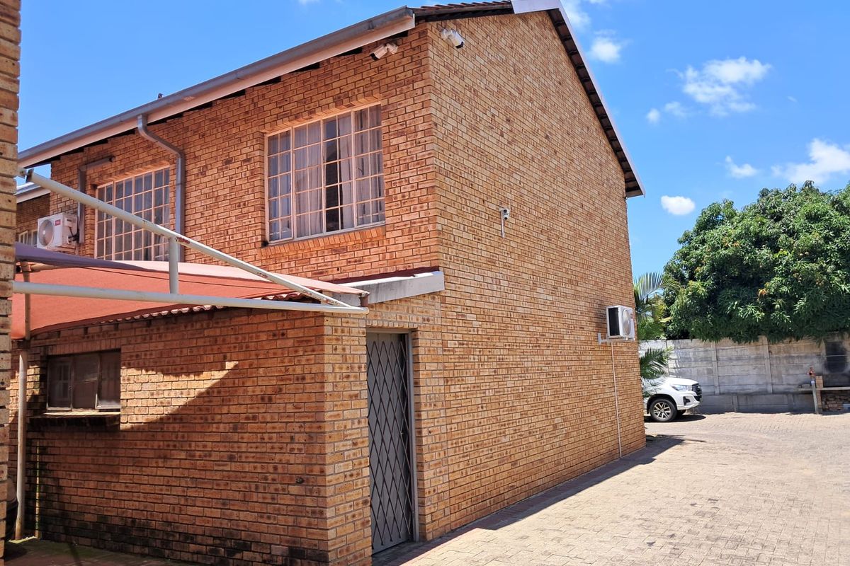 Neat 3-Bedroom Apartment in a Secure Complex in Bo-dorp - Photo 3