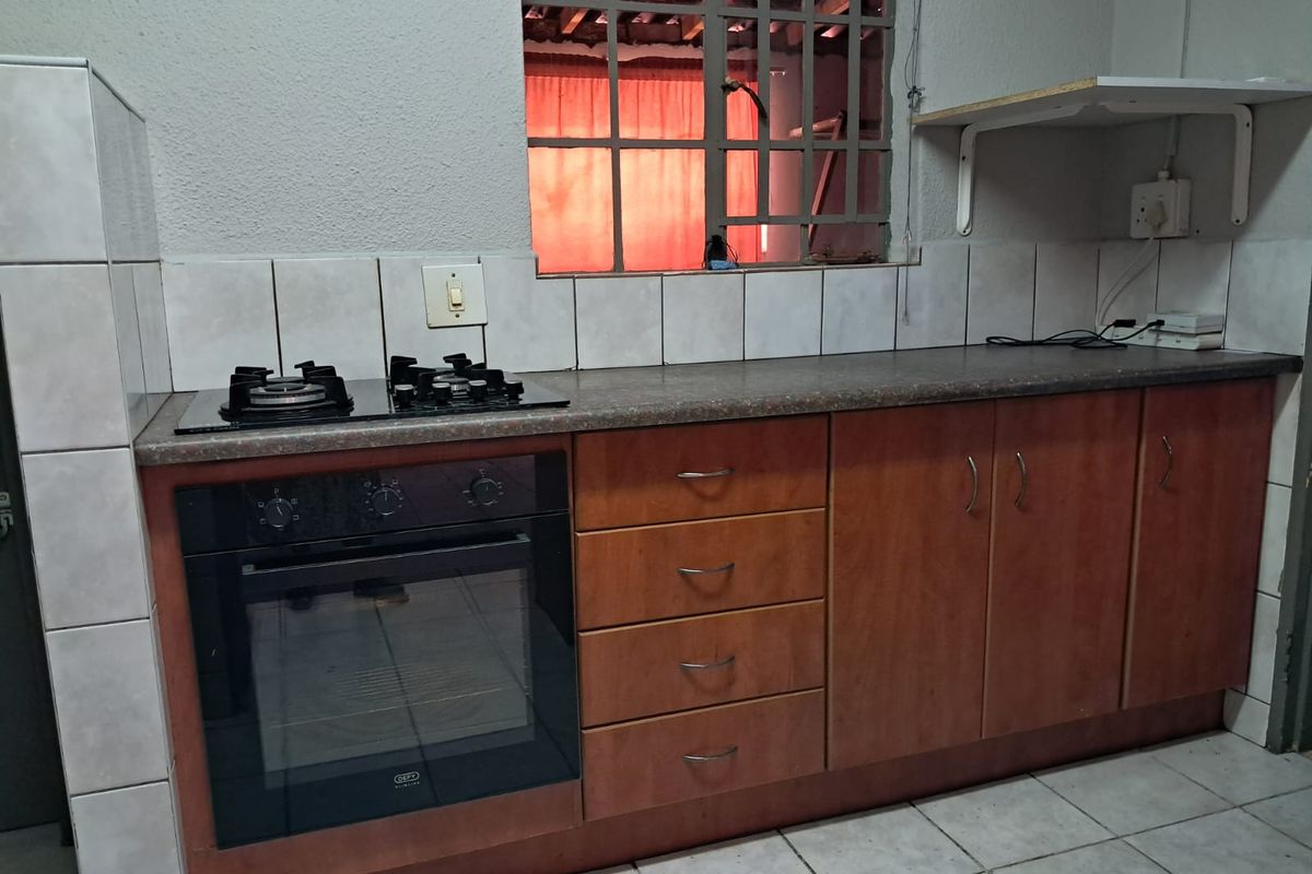 Neat 3-Bedroom Apartment in a Secure Complex in Bo-dorp - Photo 4