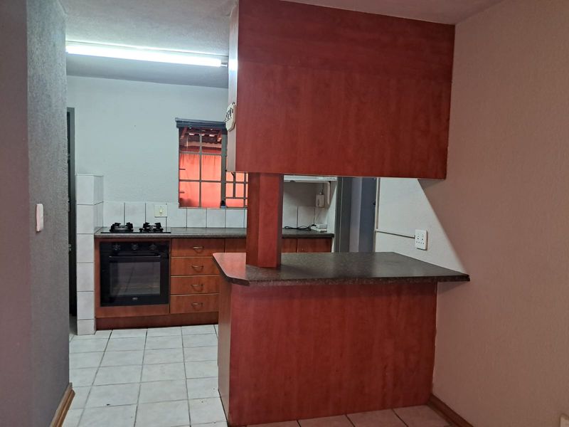 Neat 3-Bedroom Apartment in a Secure Complex in Bo-dorp - Photo 8