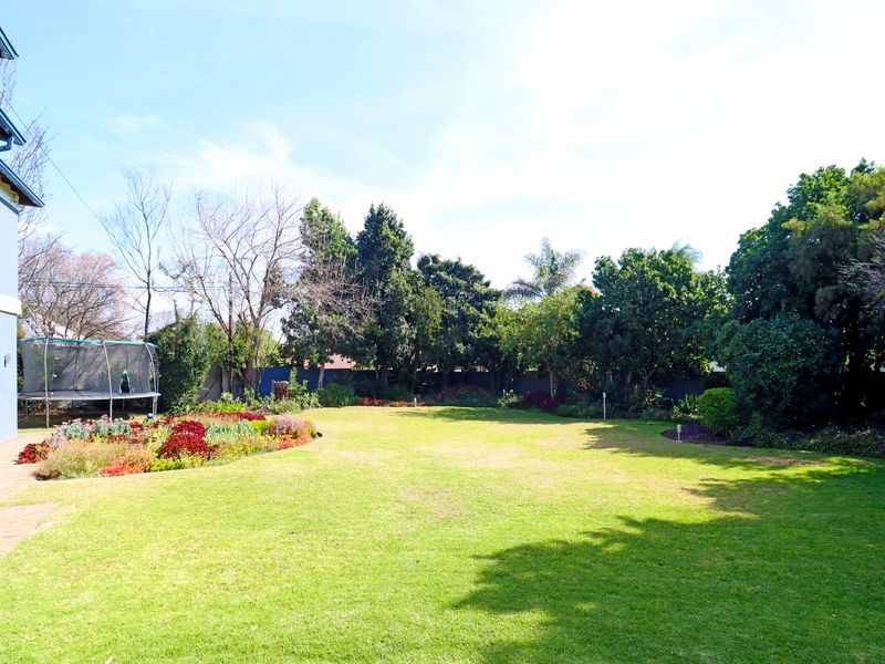 Spacious 7-Bedroom Family Home with There Private Apartments in the Heart of Magaliessig - Photo 3