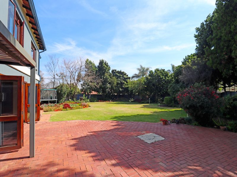 Spacious 7-Bedroom Family Home with There Private Apartments in the Heart of Magaliessig - Photo 5