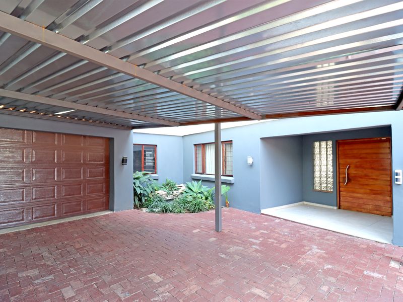 Spacious 7-Bedroom Family Home with There Private Apartments in the Heart of Magaliessig - Photo 2