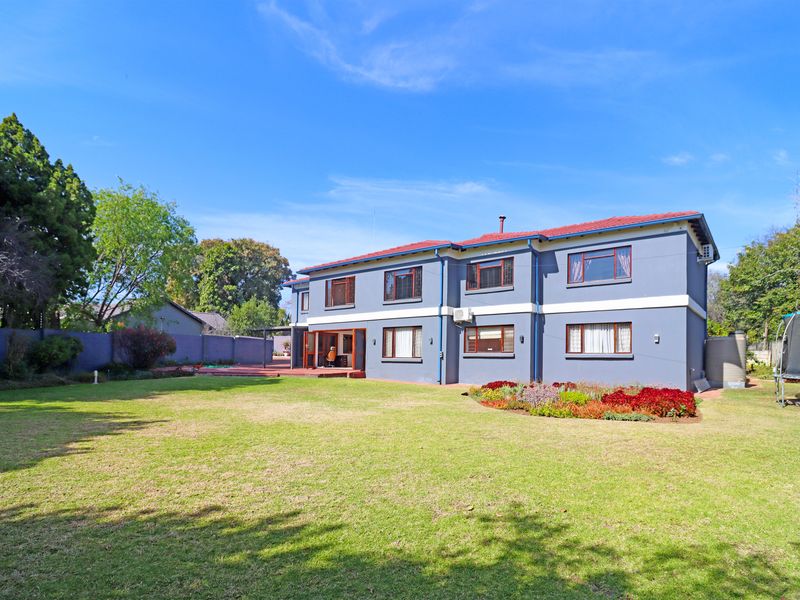 Spacious 7-Bedroom Family Home with There Private Apartments in the Heart of Magaliessig - Photo 7