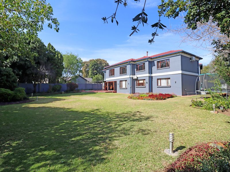 Spacious 7-Bedroom Family Home with There Private Apartments in the Heart of Magaliessig - Photo 8