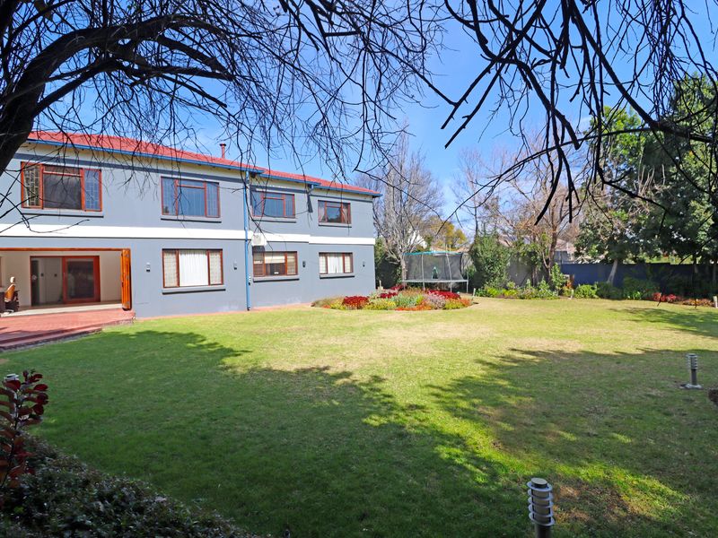 Spacious 7-Bedroom Family Home with There Private Apartments in the Heart of Magaliessig - Photo 6