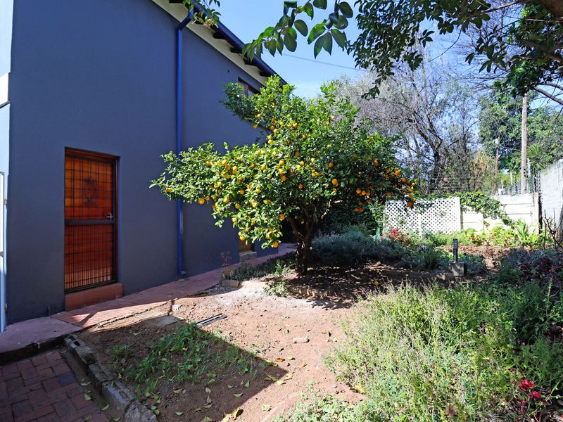 Spacious 7-Bedroom Family Home with There Private Apartments in the Heart of Magaliessig - Photo 10