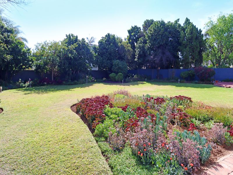 Spacious 7-Bedroom Family Home with There Private Apartments in the Heart of Magaliessig - Photo 9