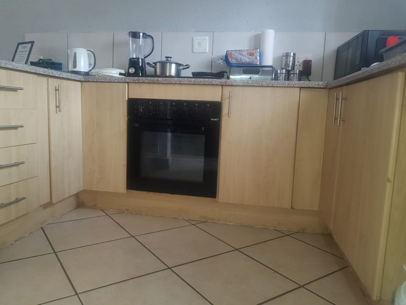 Beautiful 2 Bedroom Apartment For Sale! - Photo 3