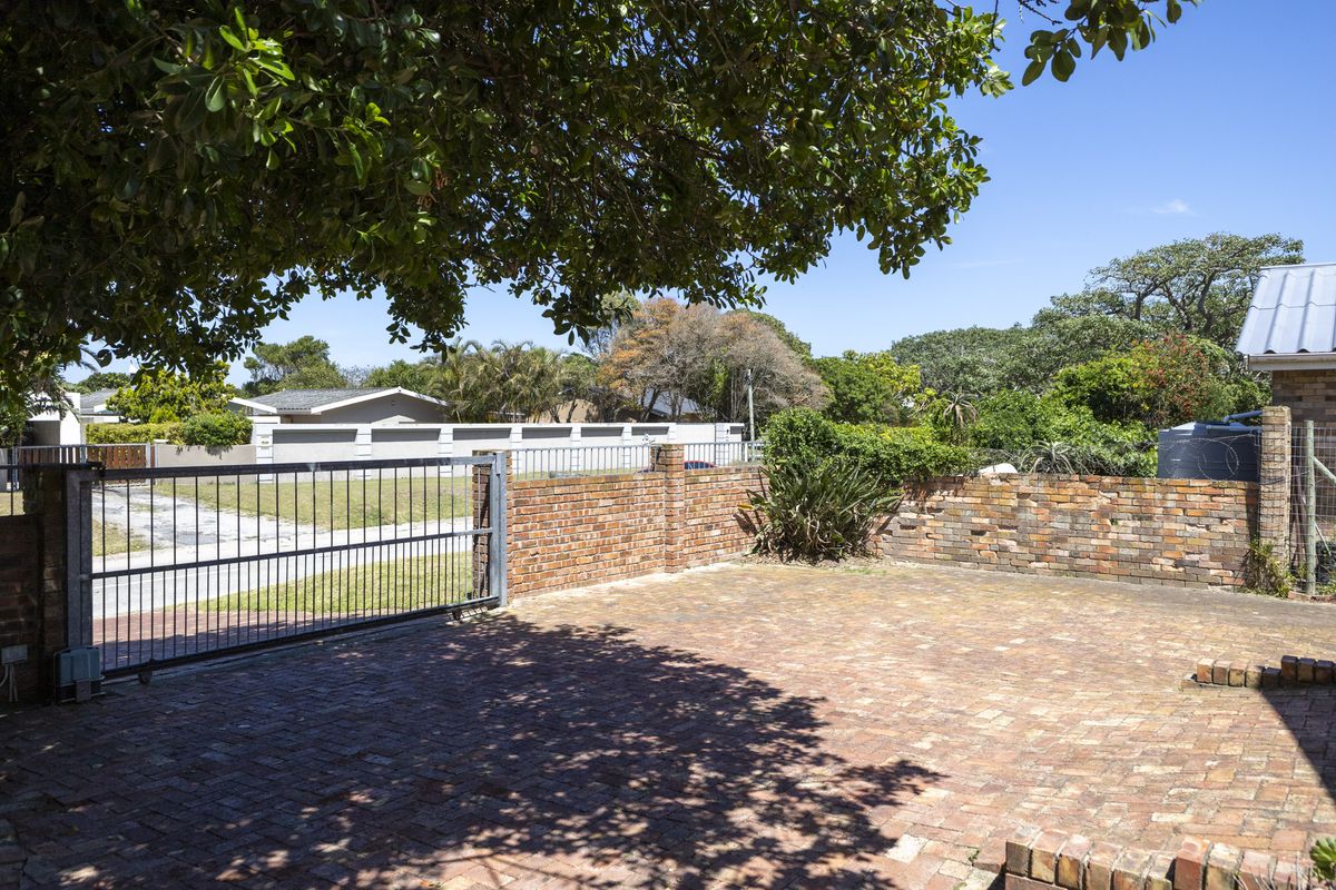 Family Home in a Popular Suburb of Port Alfred - Photo 2