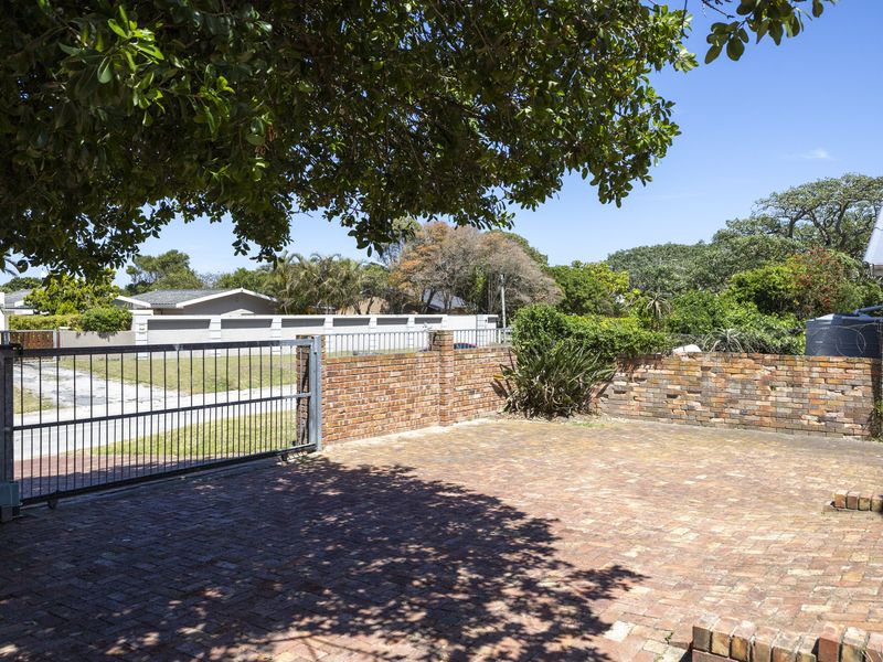 Family Home in a Popular Suburb of Port Alfred - Photo 2