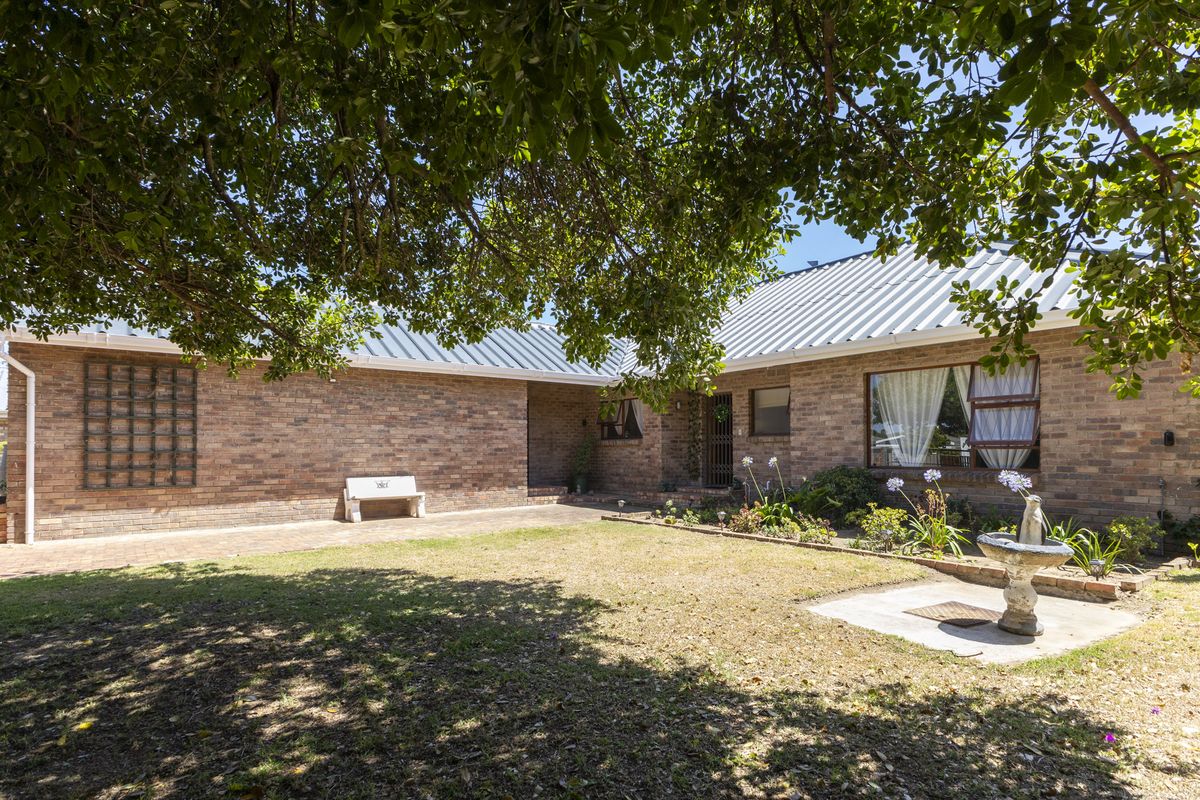 Family Home in a Popular Suburb of Port Alfred - Photo 3