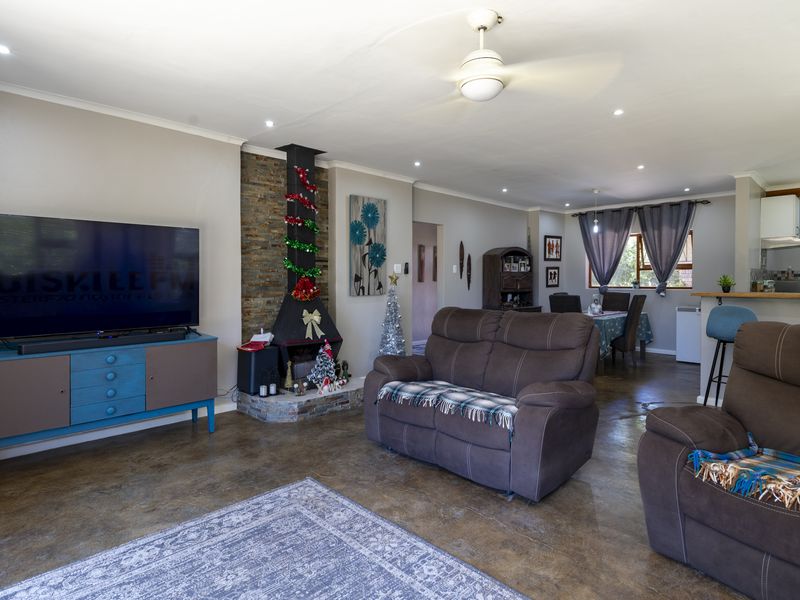 Family Home in a Popular Suburb of Port Alfred - Photo 6