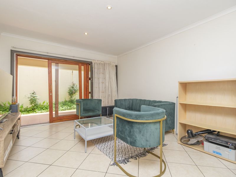 Prime Ground-Floor Apartment with 2 Bedrooms & 2 Bathrooms in Secure Complex - Photo 4