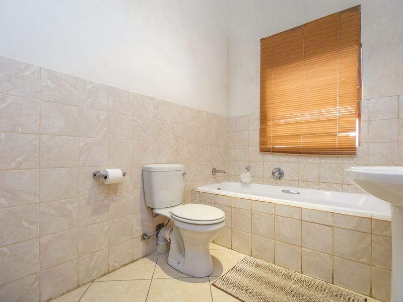 Prime Ground-Floor Apartment with 2 Bedrooms & 2 Bathrooms in Secure Complex - Photo 9