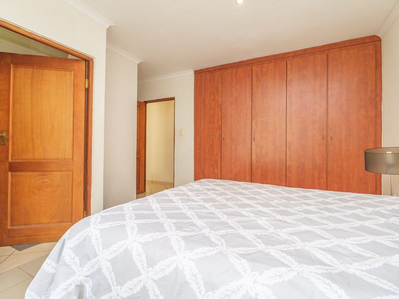 Prime Ground-Floor Apartment with 2 Bedrooms & 2 Bathrooms in Secure Complex - Photo 6