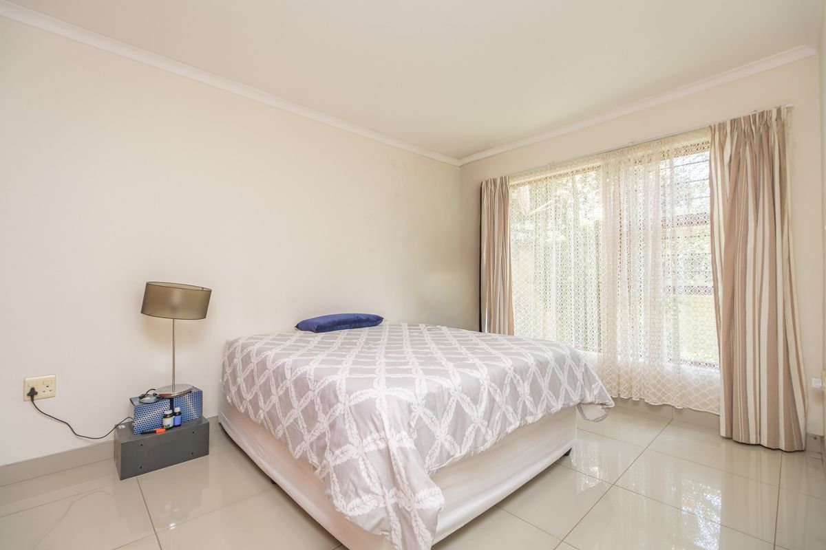 Prime Ground-Floor Apartment with 2 Bedrooms & 2 Bathrooms in Secure Complex - Photo 3