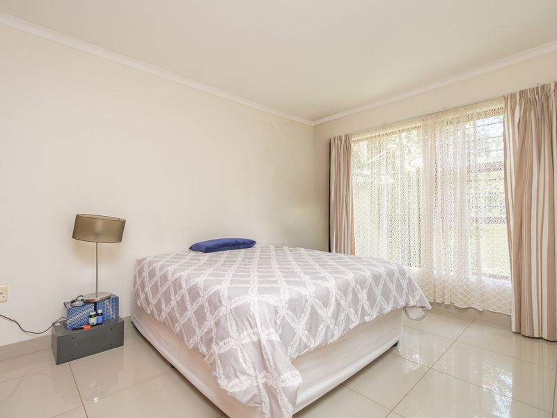 Prime Ground-Floor Apartment with 2 Bedrooms & 2 Bathrooms in Secure Complex - Photo 3