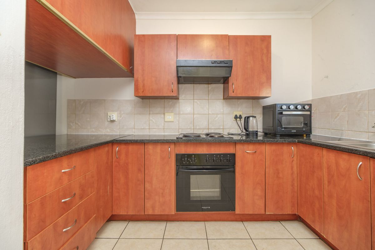 Prime Ground-Floor Apartment with 2 Bedrooms & 2 Bathrooms in Secure Complex - Photo 2