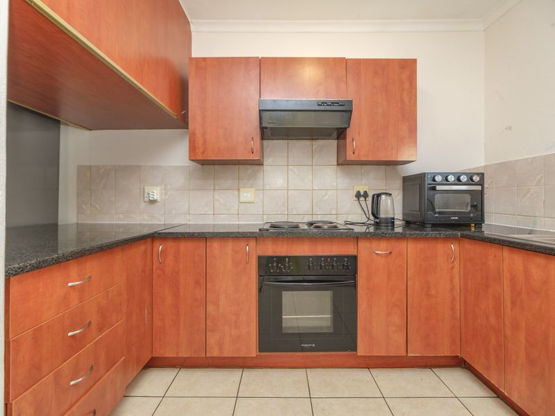 Prime Ground-Floor Apartment with 2 Bedrooms & 2 Bathrooms in Secure Complex - Photo 2