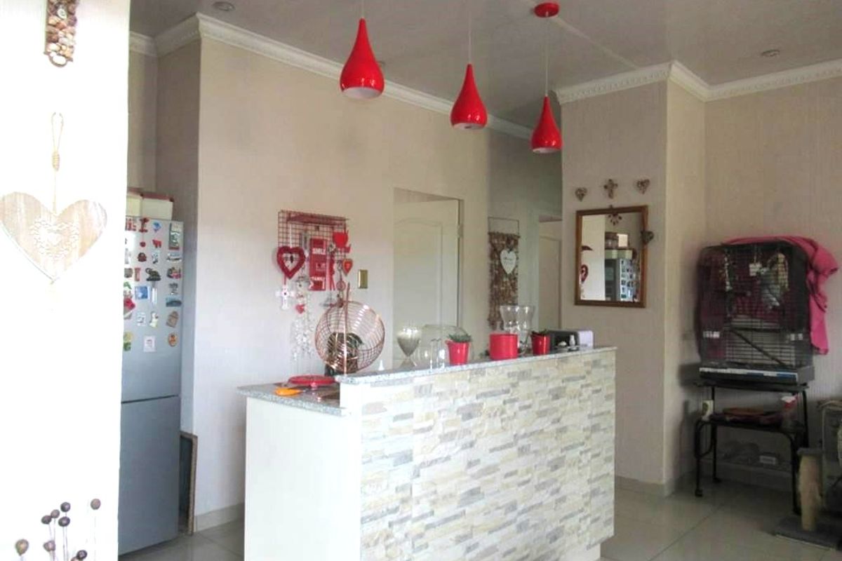 Three Bedroom Townhouse to Let in Arboretum - Photo 3