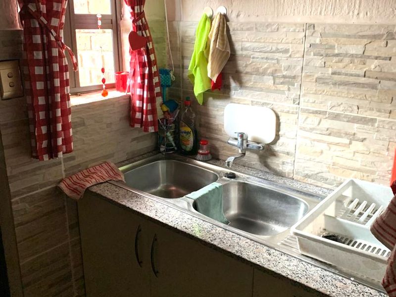 Three Bedroom Townhouse to Let in Arboretum - Photo 7