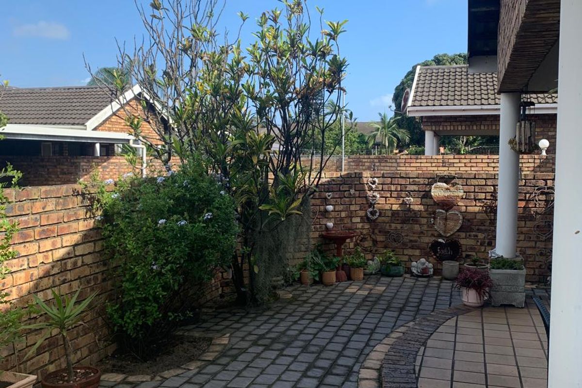 Three Bedroom Townhouse to Let in Arboretum - Photo 2