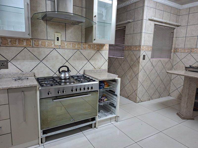 4 Bedroom Family Home with Lucrative Flatlet - Photo 2