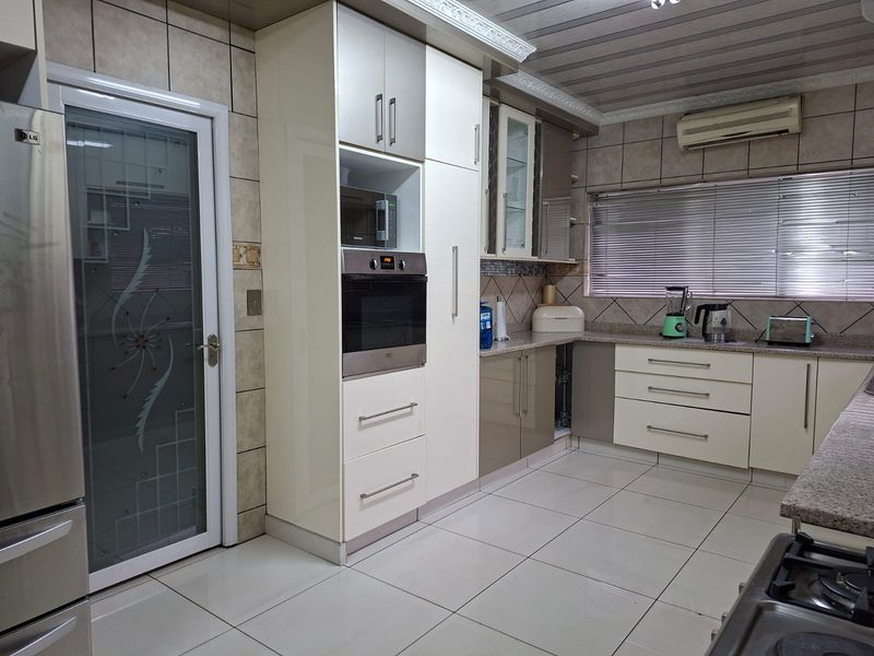 4 Bedroom Family Home with Lucrative Flatlet - Photo 4