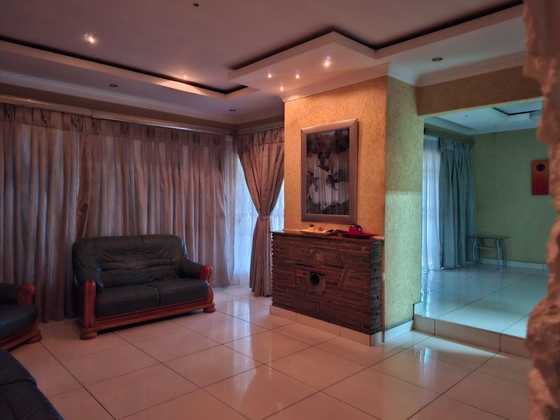 4 Bedroom Family Home with Lucrative Flatlet - Photo 6