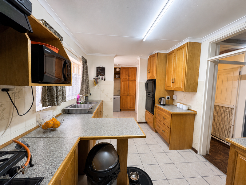 Spacious Family Living in a Prime Green Area Location - Photo 9