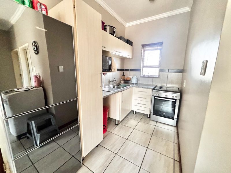 Charming 2 Bedroom Home with Private Yard and Garage - Photo 3