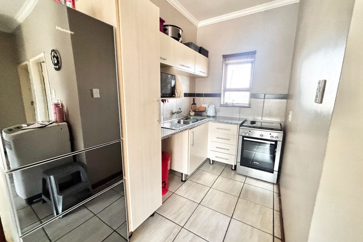 Charming 2 Bedroom Home with Private Yard and Garage - Photo 3