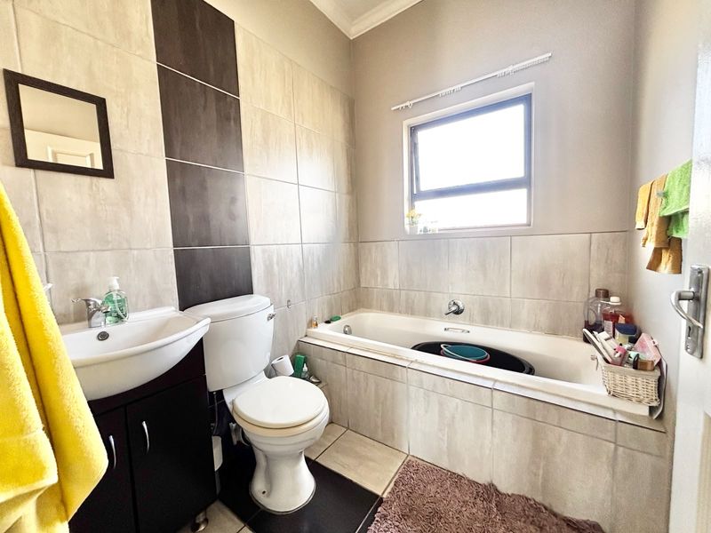 Charming 2 Bedroom Home with Private Yard and Garage - Photo 9