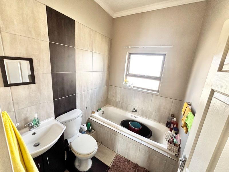 Charming 2 Bedroom Home with Private Yard and Garage - Photo 8