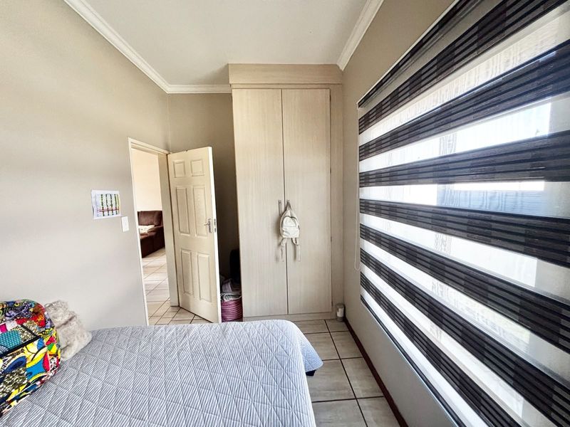 Charming 2 Bedroom Home with Private Yard and Garage - Photo 7