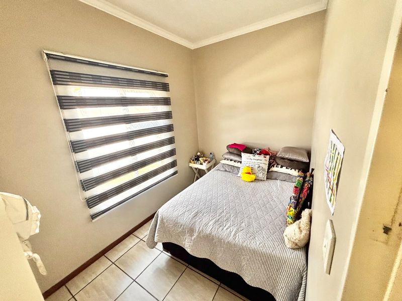 Charming 2 Bedroom Home with Private Yard and Garage - Photo 6