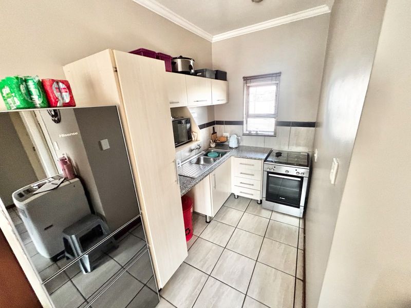 Charming 2 Bedroom Home with Private Yard and Garage - Photo 4