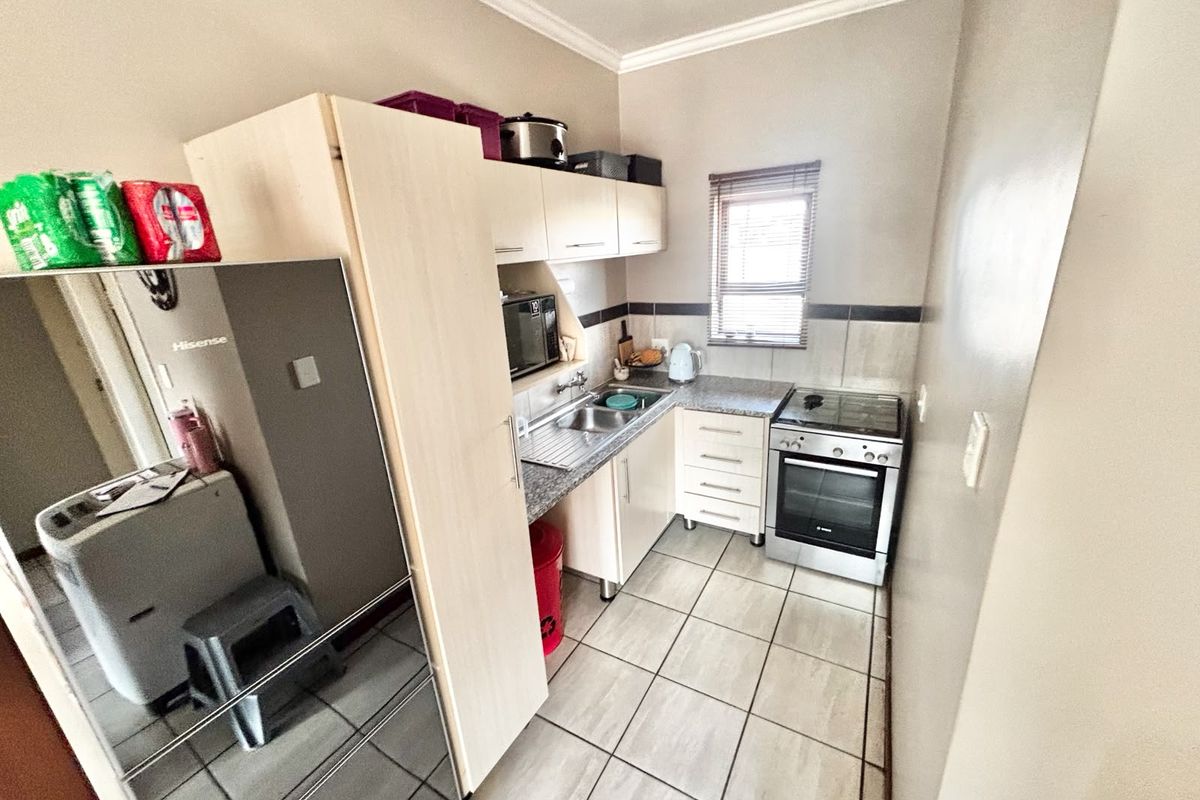 Charming 2 Bedroom Home with Private Yard and Garage - Photo 4