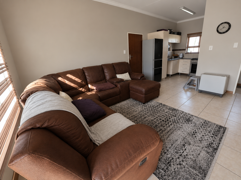 Charming 2 Bedroom Home with Private Yard and Garage - Photo 2